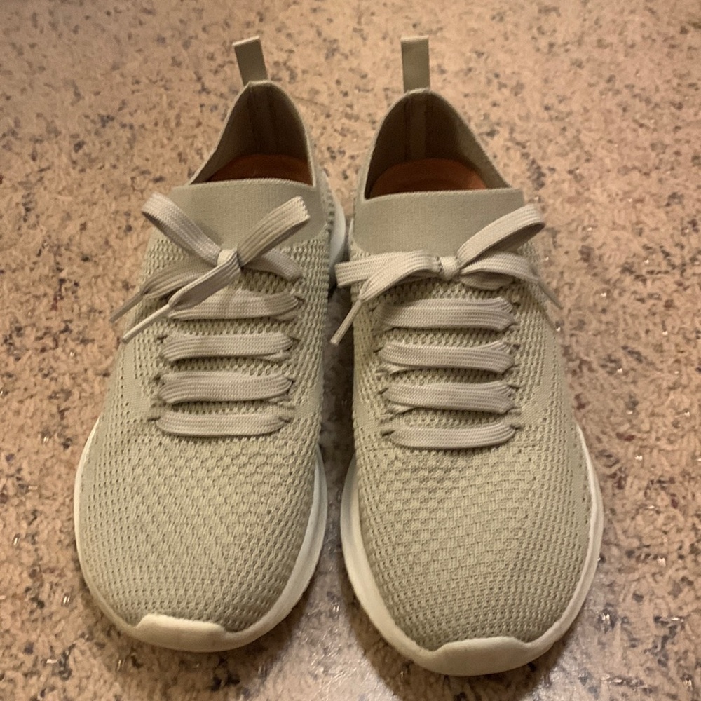 Skechers memory foam sneakers Size 8 (Womens)